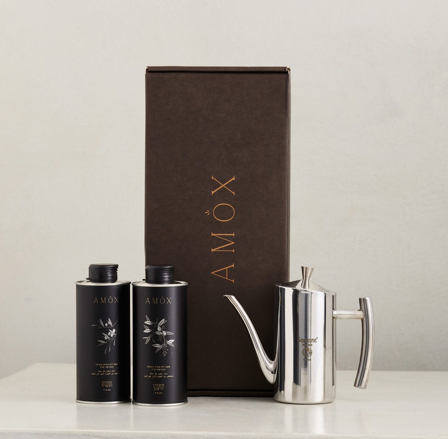 מארז ים תיכוני: קנקן נירוסטה 0.5 ליטר + 2 סוגים של שמן זית- מעודן ומודגש